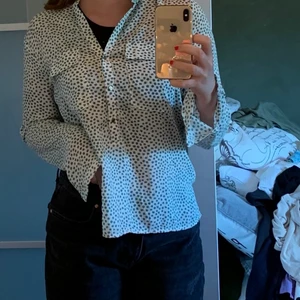 Grön blus - Grön och vit blus. Tunt material, perfekt till sommaren:) 