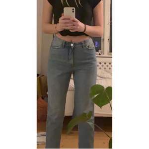 Ljusblå Monki jeans i storlek 24, passar mig som är mellan XS och S. I modellen Taiki high waist baloon leg. I fint skick, använda ett fåtal gånger.  Skriv gärna för frågor<3 