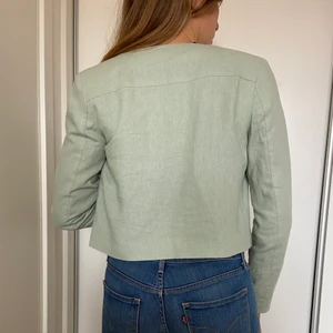 Mintgrön jacka i linne. Oanvänd - Oanvänd Mintgrön jacka i linne. Kort modell. Märke: Asos