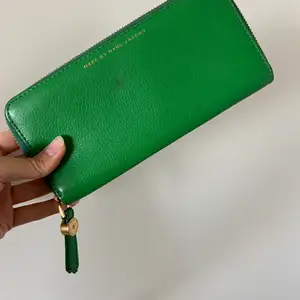Grön plånbok från Marc Jacobs. Knappt använd men litet märke på som nog går att ta bort.