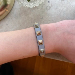 Valentino armband  - Ett grått/blått valentino armband som har lite skador vid spännet (men inget som syns när man har på sig det) men annars i väldigt bra skick!💕Om det är fler som är intresserade så blir det budgivning. Kom privat för frågor/bilder. 