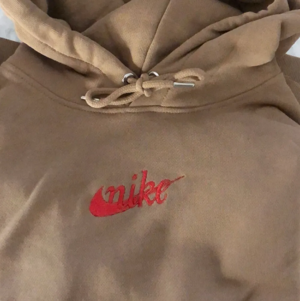 Säljer en brun Hoodie med Nike självbroderat på. Aldrig använt den. Condition 10/10. Hoodies.