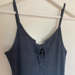 Ribbad klänning - Säljer denna fina ribbade klänningen i blått💙 Lite snörning fram. Från TopShop i strl 38, 70kr + frakt som köparen står för 📦✨