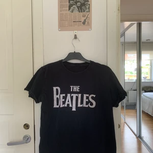 The Beatles T shirt!  - Använd men tycker på tröjan har alltid var lite i ”urtvättad” stil. Älskad tröja som tyvärr ej passar längre 