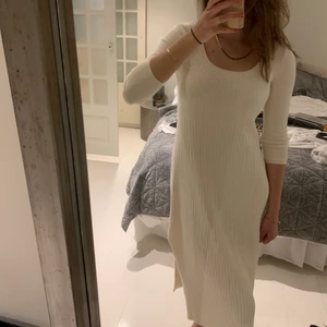 Other stories klänning  - Säljer nu denna skönhet från other stories, så snygg nu till våren och sommaren✨Den är i fint skick förutom de mindre defekter som ni ser på bilderna❤️ Skriv om ni vill ha fler bilder:)🌸✨