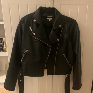 Skinn jacka, från nakd outlet  - Säljer nu en jättefin skinnjacka. Använt två gånger, var inte riktigt min stil. Ordinarie pris 600kr