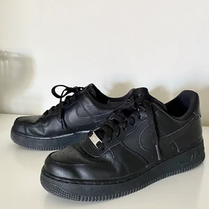 Nike air, strl 38-39 - Svarta Nike air som är använda max 8 ggr. Inga större synliga defekter på att dom är använda, så väldigt bra skick! Säljer pga att dom inte kommer till användning✨ 450kr + frakt