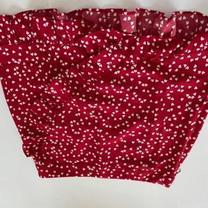 Röd kjol shein  - Sjukt fin perfekt till sommaren storlek M röd med hjärt mönster. Helt oanvänd, köpte betalar frakt<3