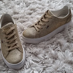 Tommy hilfiger skor storlek 38 - Nya aldrig använda, enbart provade men dessa är för stora för mig tyvärr.. helt jäkla underbara om du frågar mig.. nypris över 1000:- 