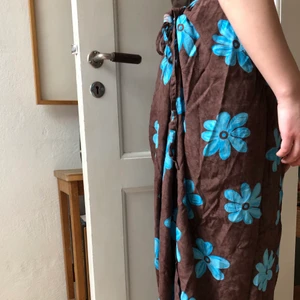 Vintage långkjol - Vintage långkjol som även kan användas som klänning. Knyts med snöre och passar därför många storlekar 