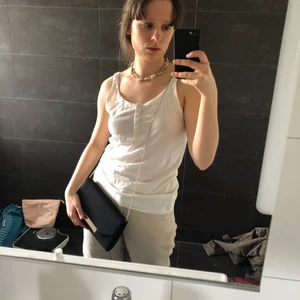 Väska svart axelremsväska guld detaljer - Ny, aldrig använd. Perfekt till fest!