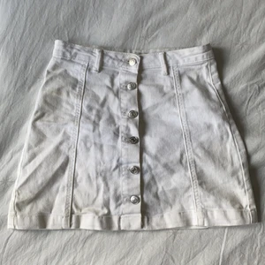 Kjol - Vit kjol från Gina Tricot i storlek 36. Inte använd så mycket. Ser missfärgad ut på vissa ställen, i ljuset, men är inte det