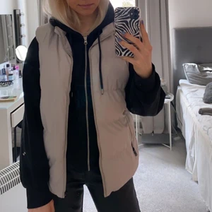 Dunväst  - Säljer denna gråa dunvästen, som ny endast använd en gångdå den inte är min stil🤍strl S men passar även M