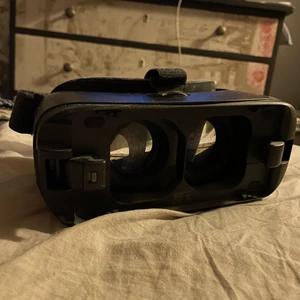 VR-headset Oculus - Fick dessa tillsammans med min gamla Galaxy S7 edge. Har dessvärre inte den telefonen så kan inte använda dessa. Bör funka till andra Androidtelefoner som har samma storlek som S7 och som har samma ladduttag (se sista bilden). Headsetet är gratis men frakten kostar, vill hellre att den kommer till användning än slängs.