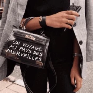 Transparent väska. - Säljer denna as snygga transparenta väskan från estore som är slutsåld som köptes för 299kr som jag nu säljer för 150kr. Priset går att disskutera.