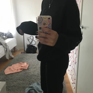 Svart tröja - Svart basic tröja i toppenskick! Super skönt tyg på insidan😊