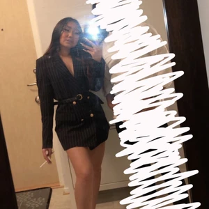 Kavaj - En sjukt fint over-sized kavaj som jag använt till en kortare klänning. Använd vid ett tillfälle i någon enstaka timme. Färgen är mörkblå, se bild 3