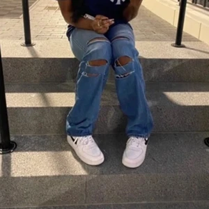 Jeans - Snygga coola ripped jeans från Shein. Aldrig använda, (säljs pågrund av fel storlek). (Lånade bilder)