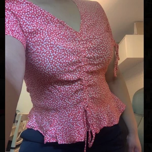 Topp med snörning  - Säljer denna topp med snörning i mitten, går att dra ihop o göra blusen kortare☺️ st L men skulle säga att den passar M och L