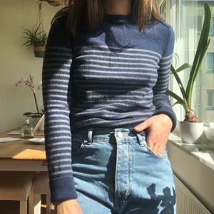 Banana Republic  - En superfin tröja från Banana Republic i ”extra fine merino” med hög kvalitet. Väldigt gosig men sitter lite tajt på mig. Väldigt fint skick och inte så använd. Köpt i USA 🇺🇸 passar XS/S o eventuellt M. 