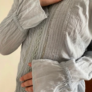  DAY Birger et Mikkelsen top - Långärmad luftig och fin tröja i ljus blå, med fina detaljer och långa ärmar. Använd  få gånger på sommaren