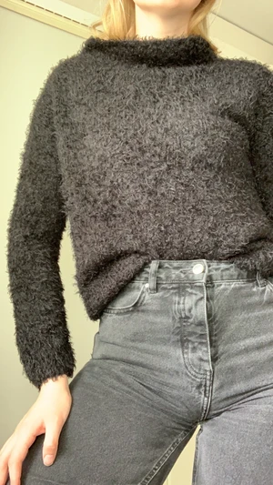 Svart fluffig tröja i storlek S - 🌸En svart fluffig tröja från Lindex. Mysig och varm🌸 