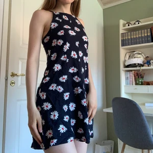 Söt sommarklänning - Klänning från bikbok i viskos vilket är skönt på sommaren. Passar XS-S. Justerbara axelband. Sparsamt använd.