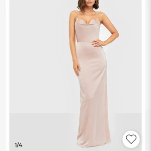 Balklänning  - Säljer nu denna superfina balklänning som tyvärr aldrig kom till användning för mig! Den är champangefärgad och öppen i ryggen. Klänningen är i storlek 38😊 