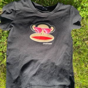 VINTAGE PAUL FRANK BABY TEE - Säljer en vintage Paul Frank crop top/baby tee. HELT PERFEKT FÖR SOMMAREN. Är super trendig och y2k!! Är i god kondition! 😍😍😍 Storlek XS-S. 15% RABATT VID KÖP AV FLERA PRODUKTER. 