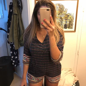 Jumpsuit - Jättefin jumpsuit köpt i Frankrike! Öppen i ryggen med justerbar knytning runt halsen!☺️