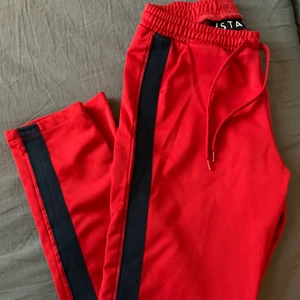 Byxor  - Byxor från STAY❤️ storlek XS. Säljer pga den börja blir liten åt mig o sitter inte som jag vill😩 162cm och den ser ju ut som bilden💖 50kr+frakt🥰