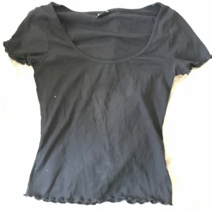svart topp - enkel svart tisha med fina ärmar. strl M men passar nog även större.
