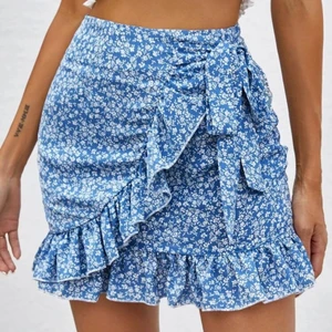 Blåblommig kjol - Fick hem igår men fick fel storlek så säljer vidare, super fin nu till sommaren. Orginalpriset är 99kr