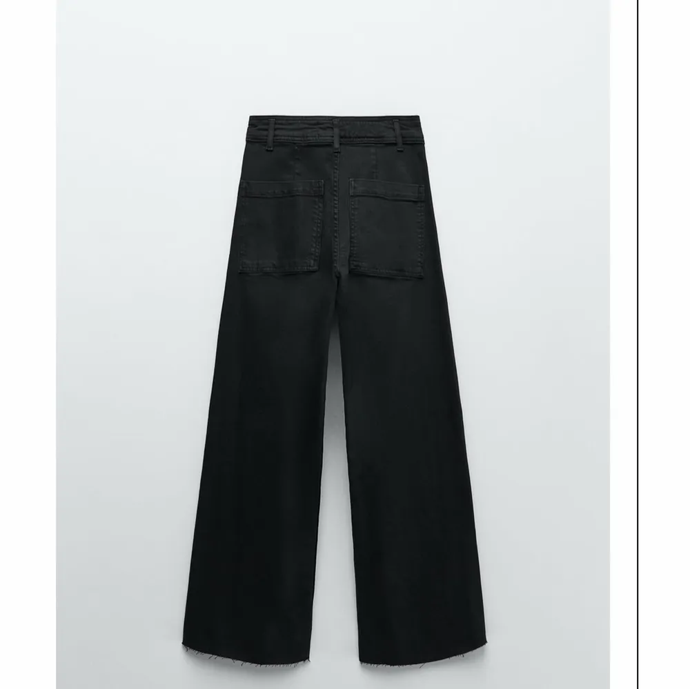 Jättefina vida svart/ gråa byxor från zara . Jeans & Byxor.