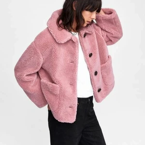 Zara croppad teddy jacka  - Säljer min fin jacka från Zara. Rosa teddy coat storlek M. Sparsamt använd. Bra skick. Nypris 600kr. Kan skickas annars finns i Malmö 💌