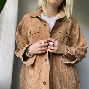 Sommarjacka - Säljer min poppulära Zara jacka som är prefekt för våren och sommaren. Har den i M för den ska bli lite oversized! Köparen står för frakten