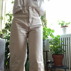 Beiga jeans - Jeans köpta nyligen ifrån ASOS, de är lite för stora i midjan på mig De är ifrån märket Stradivarius och är i st EU 32. De passar i längd på mig som är 152. Det är en raw hem så man kan klippa av mer.