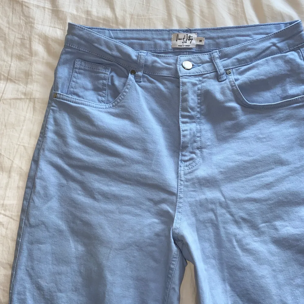 Slutsålda jeans från NAKD, i den finaste pastellblåa färgen med slits på sidorna. Perfekta till sommaren! Går att ha som high waist eller dra ned om man vill det, lite långa på mig (165 cm) därför säljer jag dem! I princip nyskick för jag inte fått användning för dem ✨. Jeans & Byxor.