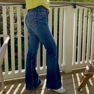 Levi’s 450 - Skit snygga Levi’s jeans med bootcut i fint skick! älskar tvätten och att de är lite tightare runt låren o rumpan😋🥰 Är 163 cm lång, midjemått rakt över: 40 cm och innersöm: 81 cm. Tveka inte på att skriv för frågor eller fler bilder😊