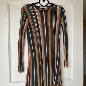 Strandklänning  - En fin strandklänning med ett fint skimmer. Helt oanvänd. 