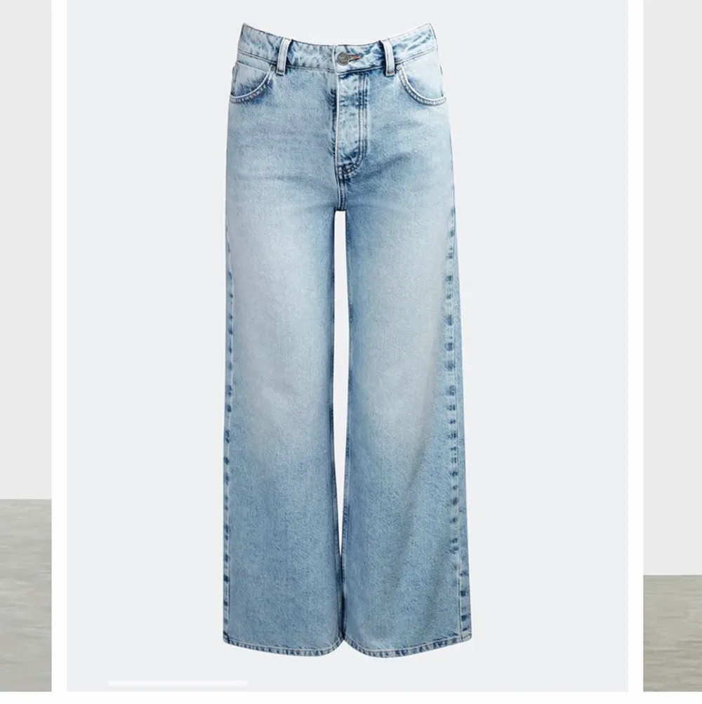 Jättefina vida ljusblåa jeans från bikbok, perfekta till sommaren använda bara en gång💛💛 (ny pris 599) blir bud om många intresserade💖. Jeans & Byxor.