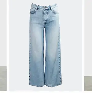Jättefina vida ljusblåa jeans från bikbok, perfekta till sommaren använda bara en gång💛💛 (ny pris 599) blir bud om många intresserade💖