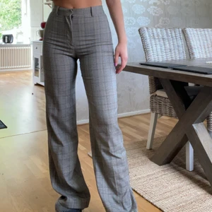 Raka kostymbyxor - Världens finaste kostymbyxor från Zara i mjukt tyg som är slutsålda! Har knappt använt så i nyskick!💜  Väldigt långa och sitter så fint, jag är 178!  BUD ÄR BINDANDE