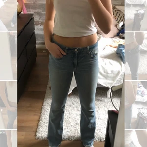 Lågmidjade jeans - Lågmidjade jeans från Zara🤠. Jag är 175 och de går ner till fötterna på mig. Perfekta jeans med lite bootcut. Storlek 36.