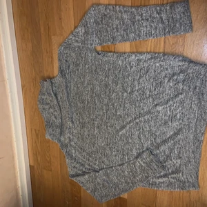 H&M tröja  - Använd H&M tröja, den är fortfarande som ny!