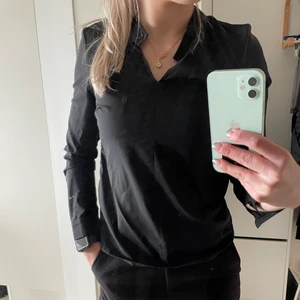 Blus - Säljer denna svarta blus, kommer ej till användning längre. Sparsamt använd.