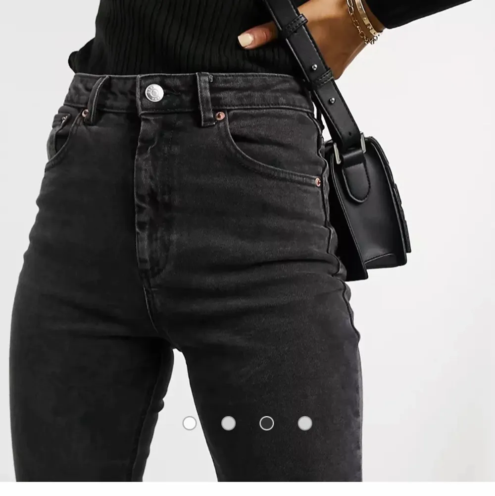Helt nya jeans från ASOS. Jättefina och långa, men tyvärr för stora för mig. Färg: tvättad svart 💞 Nypris: 399kr. Storlek 28/32 vilket motsvarar ungefär en S.. Jeans & Byxor.