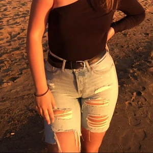 Ripped jeans shorts  - Otroligt snygga shorts som säljs då de är för småa för mig. Bälte-hålet på sidan hade gått sönder men jag lagade det så det syns knappt att det varit trasiga, se sista bilden. Vanliga jeans som jag klippt och rippade nedtill. Stl 26 men sitter som en stor S eller 36