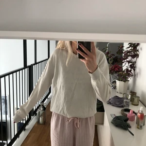 Vit tröja - Vit basic tröja i storlek s. 