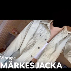 Sommar/vår jacka - Fler bilder privat. Från min mors ungdoms garderob. Jag på bilden har S på jackor 